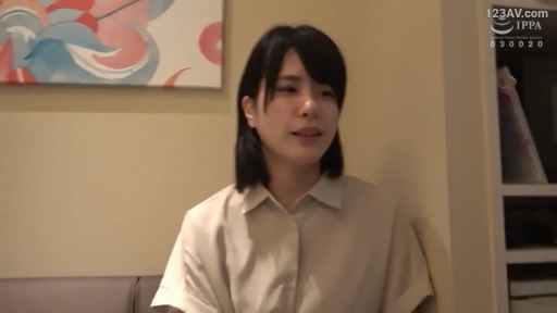 室内 · 坐姿 · 面部 · 平淡 · 访谈 · 米色衬衫 · 挂画 · 素人