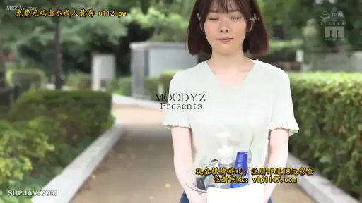 閉眼 · 行走 · 户外 · 休闲服 · 日常 · 洗漱用品 · 端托盘