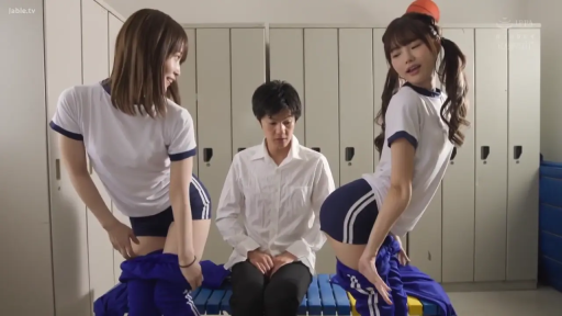 弯腰 · 中景 · 更衣室 · 篮球 · 挑逗 · 翘臀诱惑 · 运动长裤 · 三人