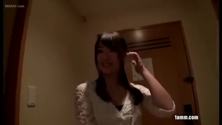 室内 · 全身 · 站姿 · 剧情 · 拉扯 · 洗衣机 · 焦急 · 毛衣短裙