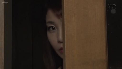 室内 · 脸部特写 · 冷淡 · 窥视 · 主观视角 · 偷窥 · 门缝 · 未显示