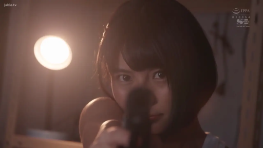 室内 · 真剣 · 顔部のクローズアップ · 白いタンクトップ · ショートヘア · 拳銃 · 持枪姿势 · 狙う