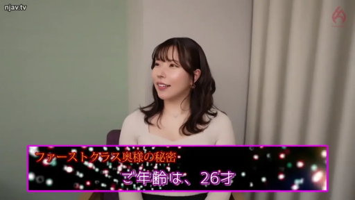 坐姿 · 微笑 · 半身特写 · 熟女 · 室内房间 · 接受采访 · 白色V领上衣 · 字幕条