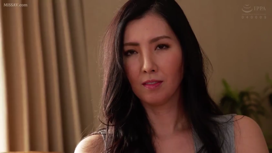 室内 · 坐姿 · 面部特写 · 注视 · 窗帘 · 沉稳 · 灰色无袖上衣 · 成熟女性