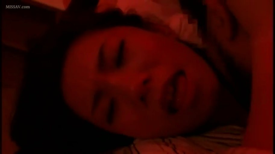 校服 · 站立 · 中景 · 微笑 · 交流 · 更衣室 · 矿泉水