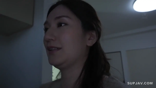 室内 · 平静 · 面部特写 · 灰色上衣 · 注视 · 侧头 · 昏暗环境