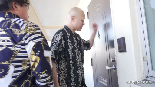 站立 · 门 · 门口 · 冷静 · 中年男子 · 花衬衫 · 敲门