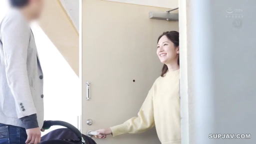 站立 · 开门 · 微笑 · 居家 · 针织衫 · 门口 · 婴儿车