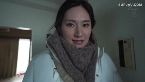 室内 · 面部 · 站立 · 微笑 · 注视 · 亚洲女性 · 羽绒服