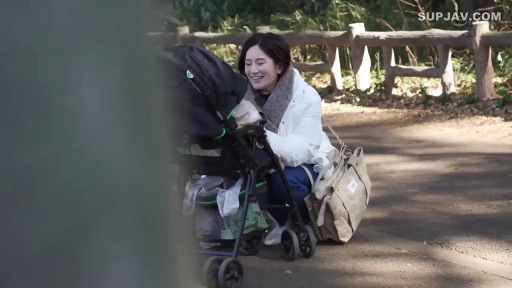 全身 · 蹲姿 · 微笑 · 公园 · 灰围巾 · SUPJAV · 婴儿车 · 照看婴儿
