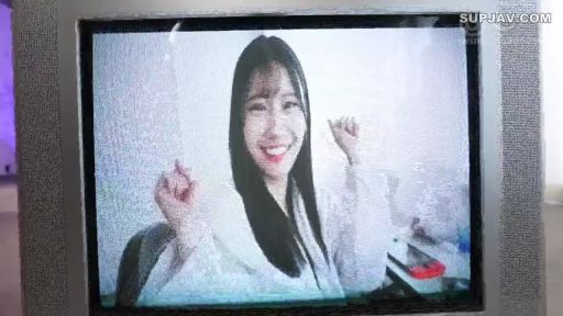 室内 · 面对镜头 · 半身特写 · 白色上衣 · 举手姿势 · 喜悦 · 视频画面感