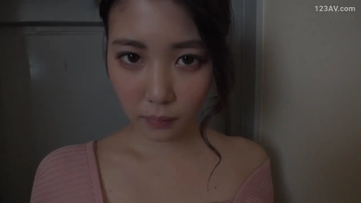 室内 · 真剣 · 顔部のクローズアップ · 站立 · 注視 · 粉色露肩上衣 · 中长发