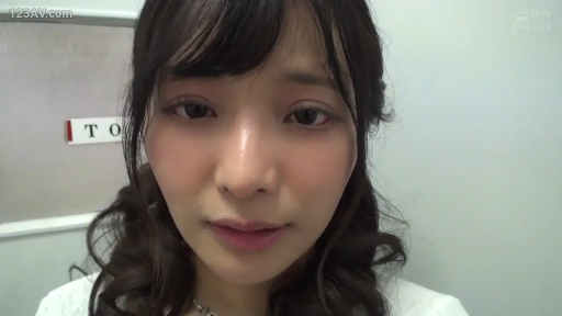 室内 · 脸部特写 · 站立 · 白色上衣 · 清纯 · 哀伤 · 流泪