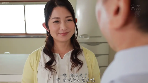 室内 · 站立 · 微笑 · 对视 · 熟女 · 头部特写 · 居家服