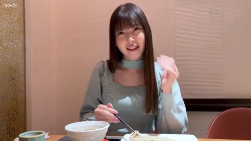面部特写 · 站立姿势 · 街拍 · 毛绒外套 · 开心表情 · 微笑行为 · 室外桥梁