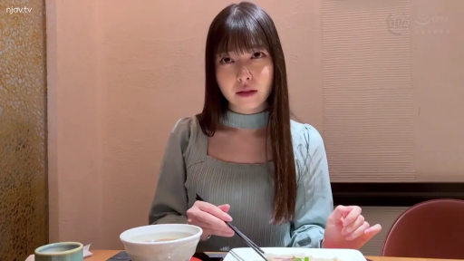 胸部特写 · 紧身针织衫 · 巨乳 · 挎包 · 展示行为 · 站立姿势 · 自然表情 · 门廊