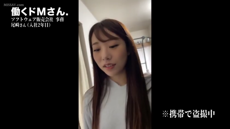 室内 · 字幕 · 面部特写 · 端庄 · 白色上衣 · 凝视 · 正面