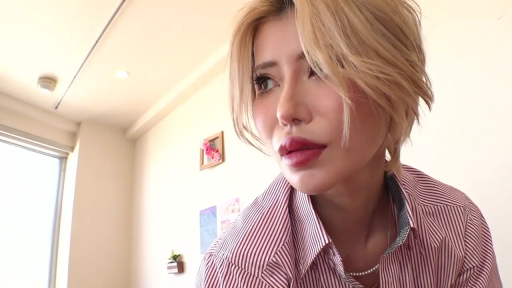 室内 · 脸部特写 · 迷离 · 条纹衬衫 · 凝视 · 侧头