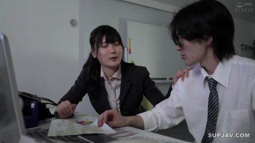 座り姿勢 · 办公室 · パソコン · ビジネススーツ · 认真 · 办公交流 · 职场剧照