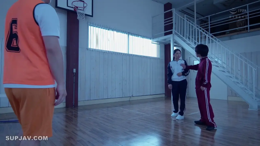 站立 · 剧情 · 惊讶 · 运动服 · 体育馆 · 触摸胸部 · 篮球架