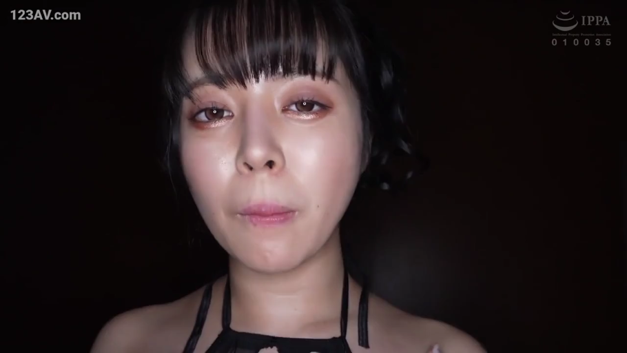 专注 · 弯腰 · 红色T恤 · 公寓走廊 · 簸箕 · 扫地