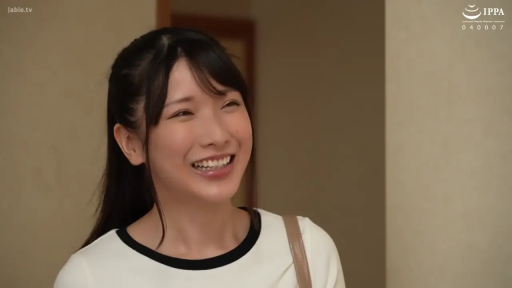 室内 · 脸部特写 · 站立 · 白色上衣 · 聊天 · 笑容 · 长发 · 肩包