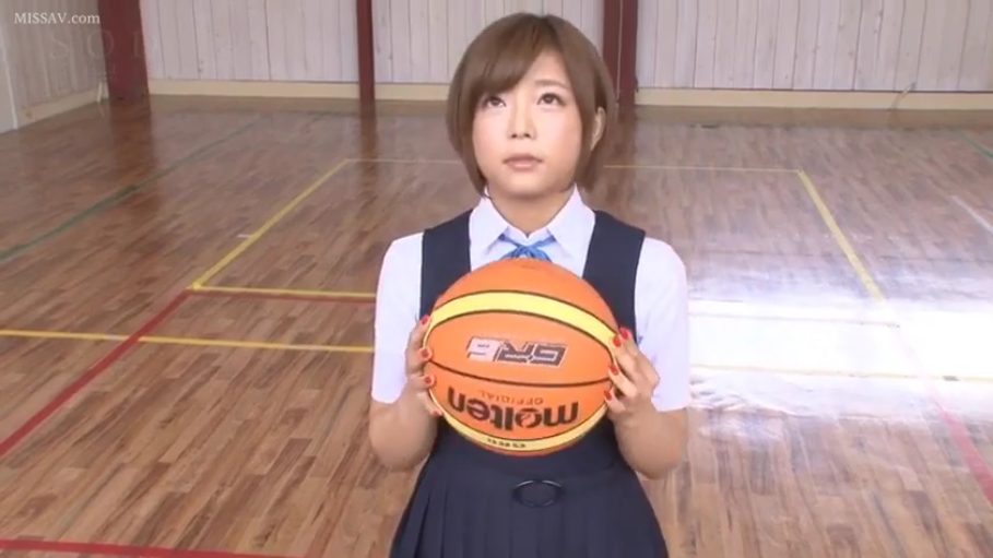 校服 · 站立 · 上半身 · 体育馆