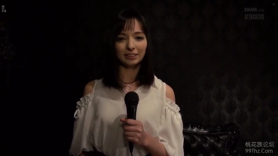 中景 · 麦克风 · 采访视角 · 室内背景 · 自然微笑 · 正面站姿 · 白色露肩上衣 · 手持话筒