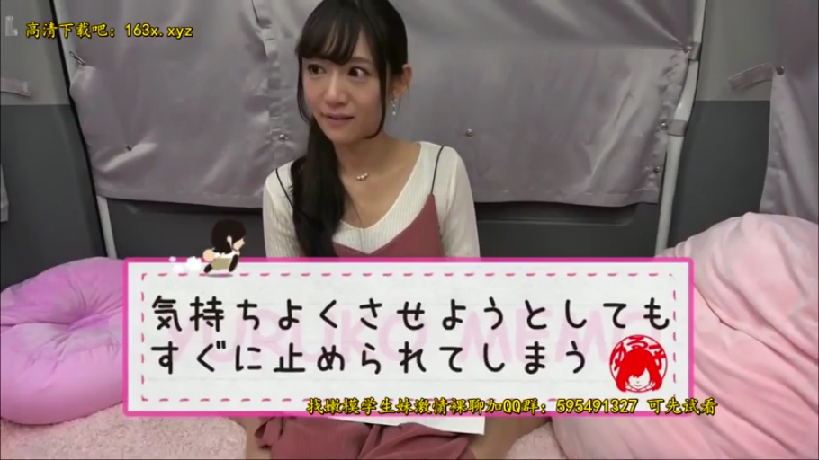 坐姿 · 面部 · 专注 · 客厅 · 对视 · 流汗 · 运动内衣 · 瑜伽垫