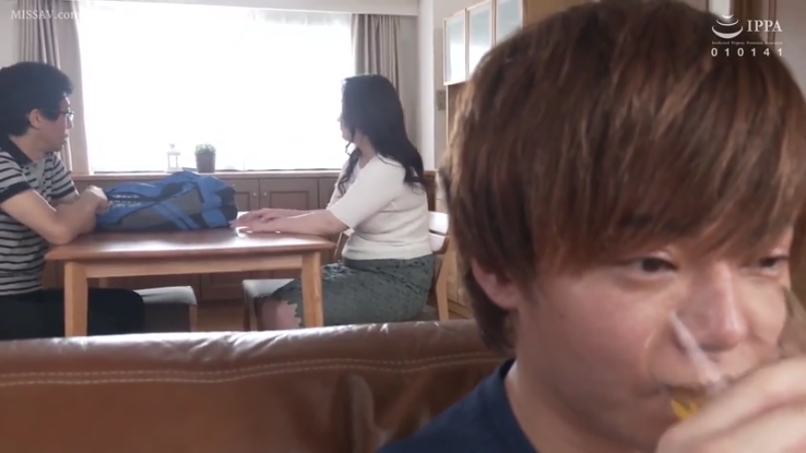 坐姿 · 字幕 · 中景 · 微笑 · 客厅 · 访谈 · 泡泡袖上衣 · 记录板
