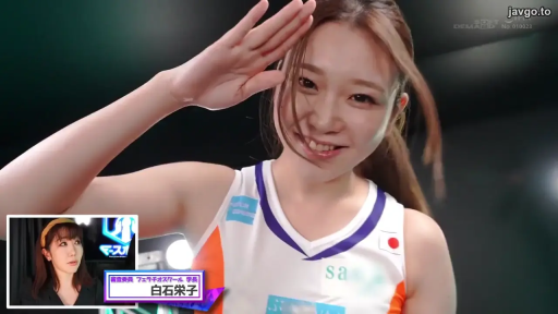 室内 · 特写 · 笑容 · 画中画 · 白色运动背心 · 敬礼姿势 · 敬礼