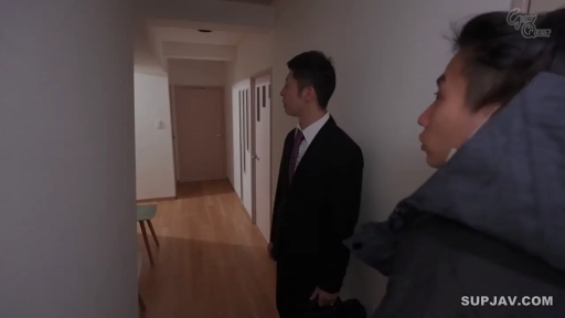 严肃 · 站立 · 中景 · 走廊 · 西装 · 公文包 · 剧情片段 · 搜寻