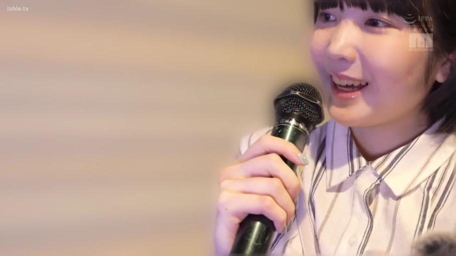 室内 · 脸部特写 · 微笑 · 条纹衬衫 · 短发 · 话筒 · 持麦姿态 · 正在讲话