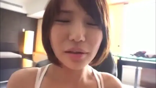 室内 · 痛苦 · 张口 · 桌椅 · 面部特写 · 白色背心 · 近景 · 正面