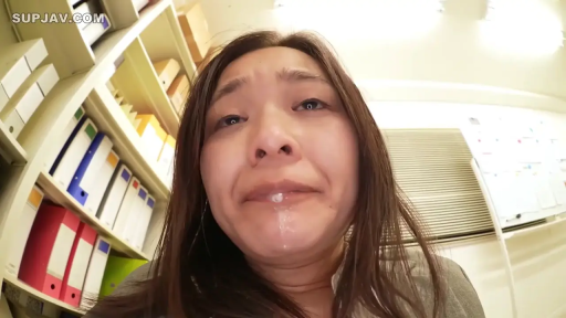 Close-up of the face · 办公室 · Kneeling posture · 口周精液 · 文件夹 · Workplace · 屈从 · 灰色西装