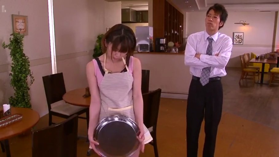 委屈 · 站立 · 中景 · 餐厅 · 职场 · 训斥 · 围裙 · 托盘