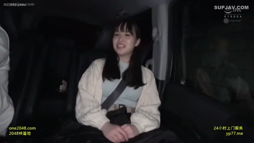 坐姿 · 中景 · 谈话 · 车内 · 开心 · 安全带 · 白色针织衫 · 日常剧情