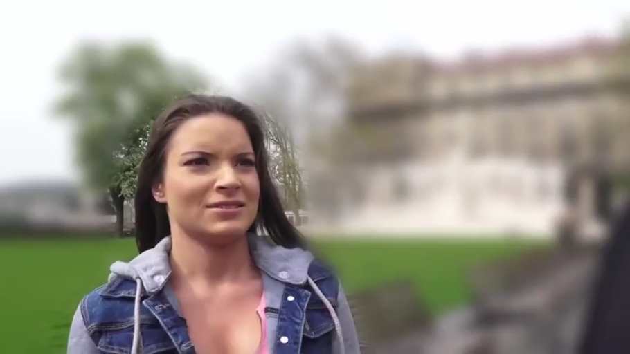 站立 · 自然 · 注视 · 半身照 · 室外公园 · 欧美 · 牛仔休闲装