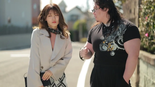 颈圈 · 委屈 · 站立 · 街道 · 上半身 · 风衣 · 牵引 · 肥宅