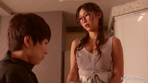 真剣 · メガネ · 站立 · ハンドバッグ · 部屋 · 上半身 · 对谈 · 灰色针织背心