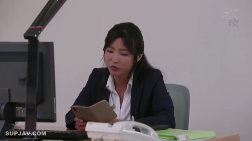 坐姿 · 忧郁 · 办公室 · 中景 · 职业装 · 文件夹 · OL · 办公