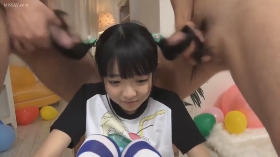 室内 · 跪坐 · 面部特写 · T恤