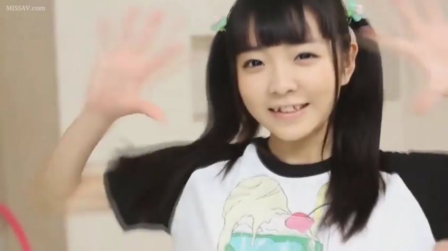 室内 · 微笑 · 上半身 · 双马尾 · 正面 · 挥手 · 短袖T恤