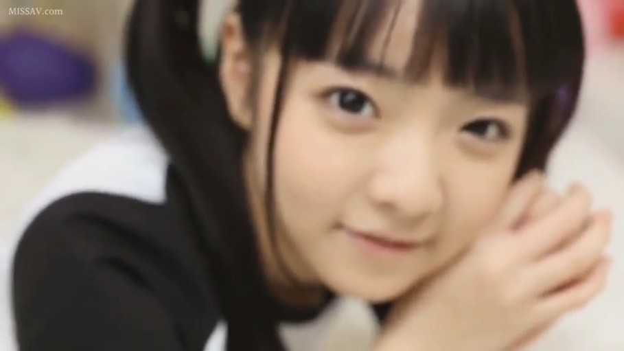 室内 · 脸部特写 · 俯卧 · 微笑 · 对视 · 双马尾 · 体操服