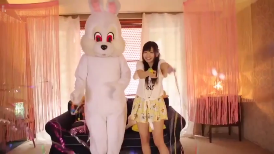 室內 · 全身 · 站立 · 笑容 · 兔子玩偶服 · 撒彩带庆祝