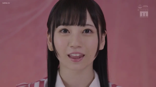 面部特写 · 摄影棚 · 自我介绍 · 自然微笑 · 条纹制服 · 正面直立 · 女优出镜