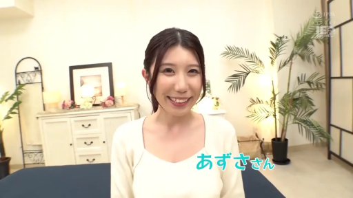 卧室 · 胸部以上 · 温柔甜美 · 对镜微笑 · 正面对镜 · 绿植盆栽 · 白色低胸毛衣 · 日系素人