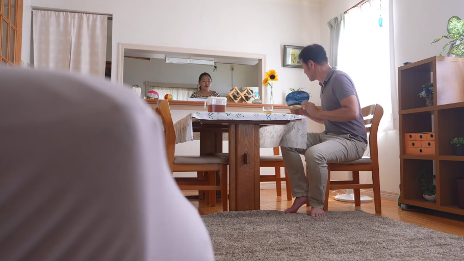 坐姿 · 交谈 · 中景 · 自然 · 休闲装 · 餐厅