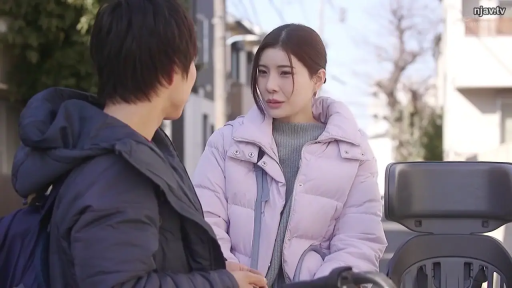 会話 · 真剣 · 站立 · 中景 · 街道 · 屋外 · 自行车 · 羽绒服