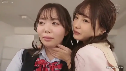 室内 · 校服 · 脸部特写 · 拥抱 · 抚摸 · 迷茫 · 两位女性